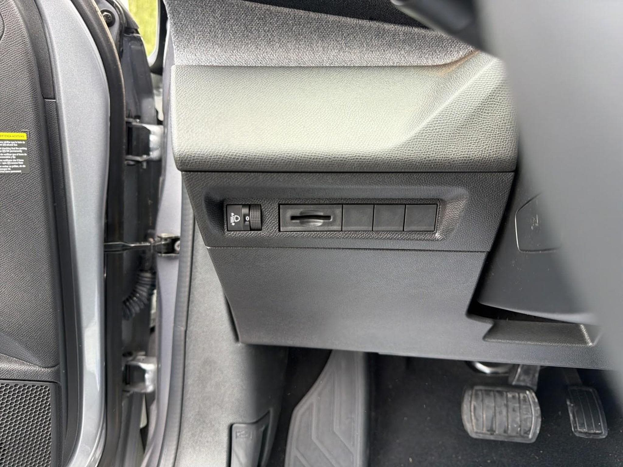Peugeot 308 1.5 BLUEHDI 130 ALLURE EAT8 (2025) - Photo 17