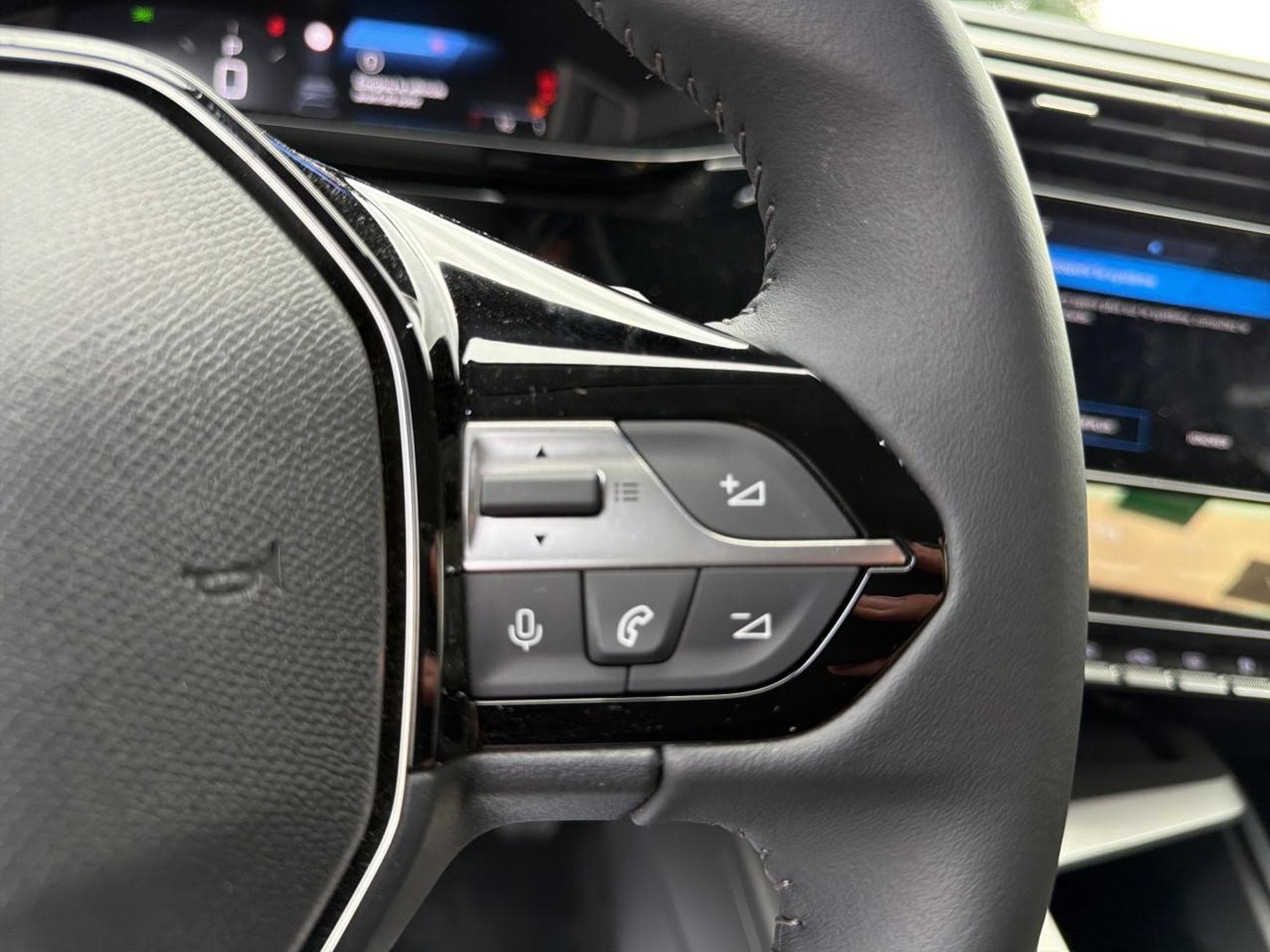 Peugeot 308 1.5 BLUEHDI 130 ALLURE EAT8 (2025) - Photo 19