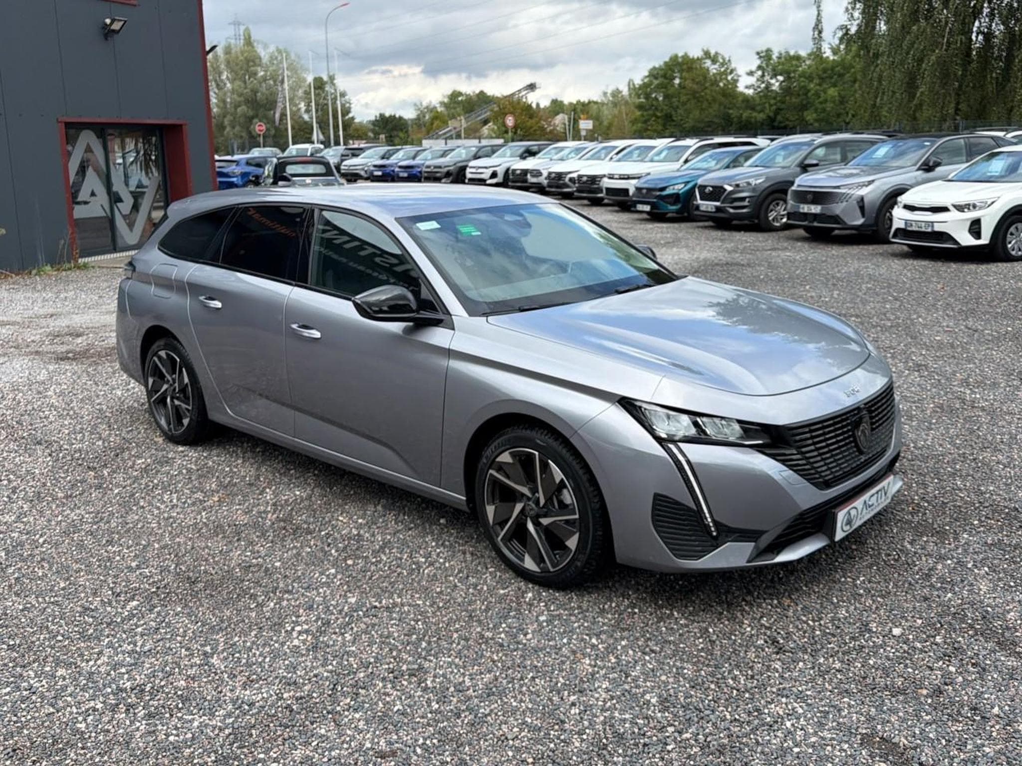 Peugeot 308 1.5 BLUEHDI 130 ALLURE EAT8 (2025) - Photo 3