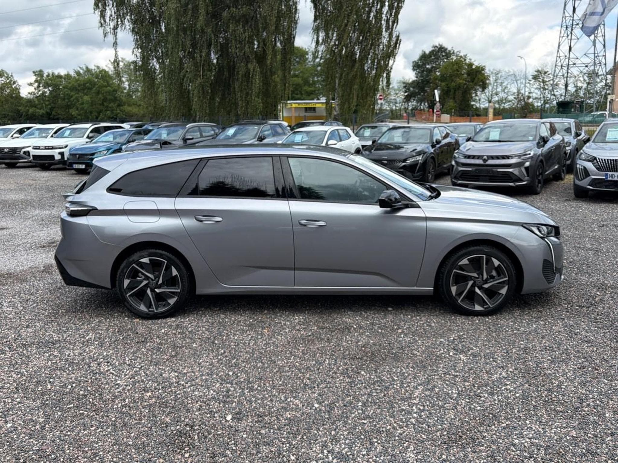 Peugeot 308 1.5 BLUEHDI 130 ALLURE EAT8 (2025) - Photo 4
