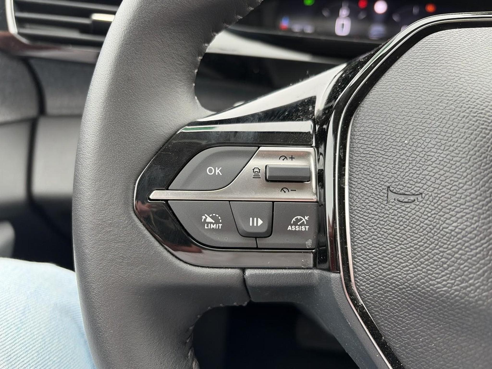 Peugeot 308 1.5 BLUEHDI 130 ALLURE EAT8 (2025) - Photo 13