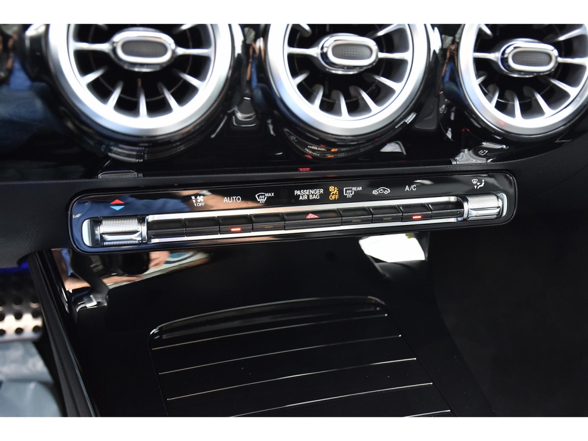 Mercedes A 200 AMG Line 7G-Tronic PANO ACC NIGHT SIDE CAM KEYLESS 1° MAIN (2026) - Photo 17