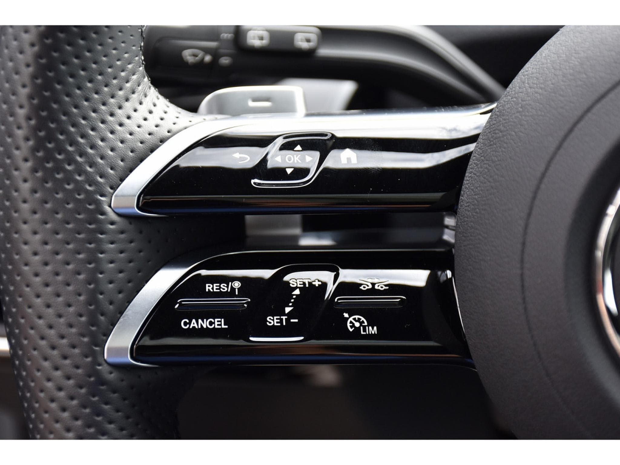 Mercedes A 200 AMG Line 7G-Tronic PANO ACC NIGHT SIDE CAM KEYLESS 1° MAIN (2026) - Photo 19