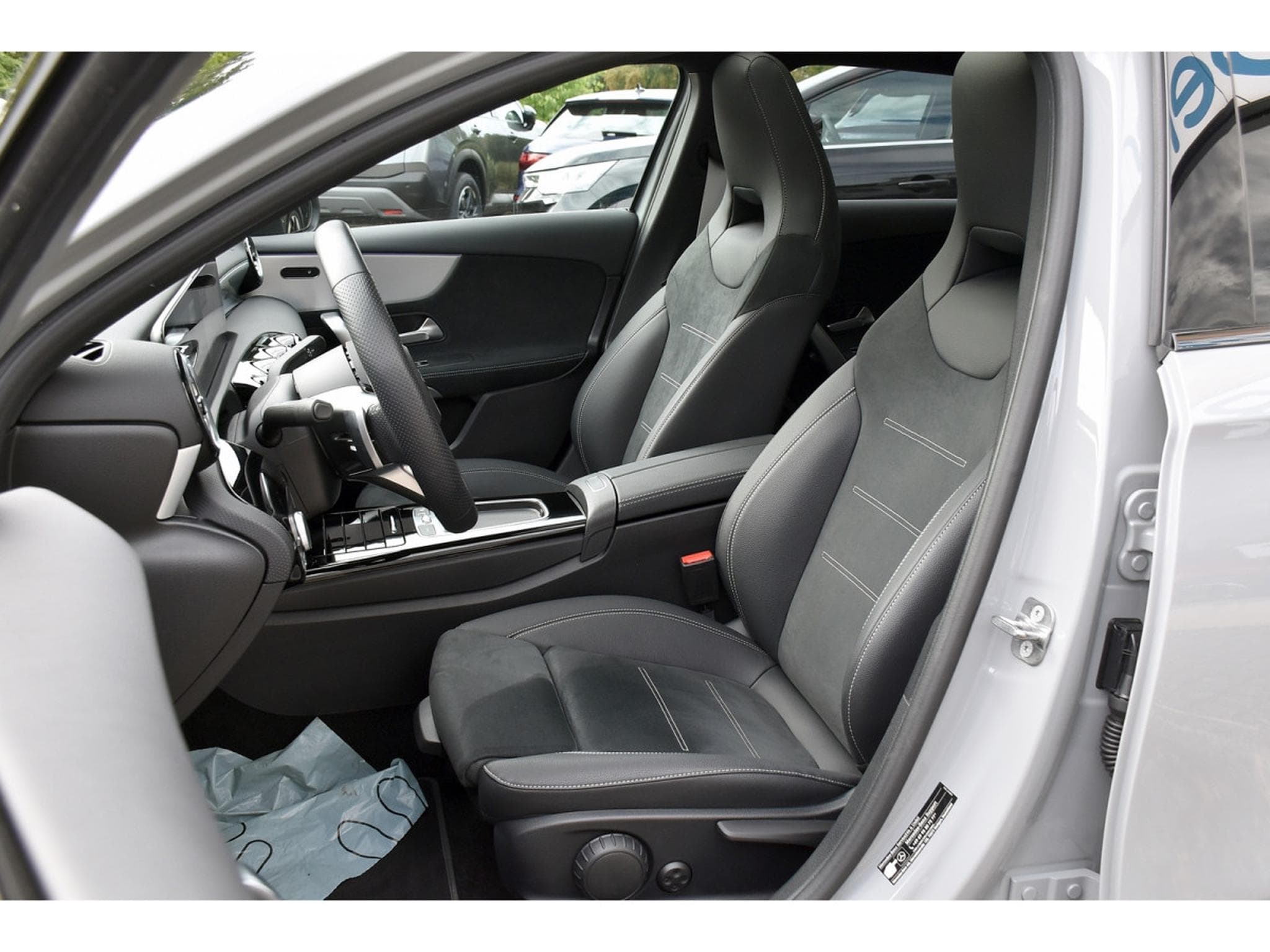 Mercedes A 200 AMG Line 7G-Tronic PANO ACC NIGHT SIDE CAM KEYLESS 1° MAIN (2026) - Photo 6