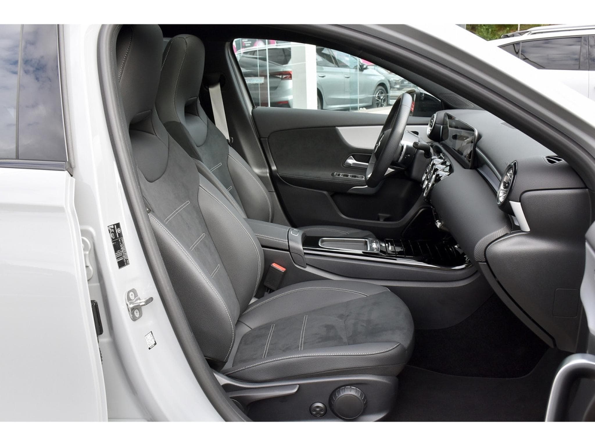 Mercedes A 200 AMG Line 7G-Tronic PANO ACC NIGHT SIDE CAM KEYLESS 1° MAIN (2026) - Photo 7