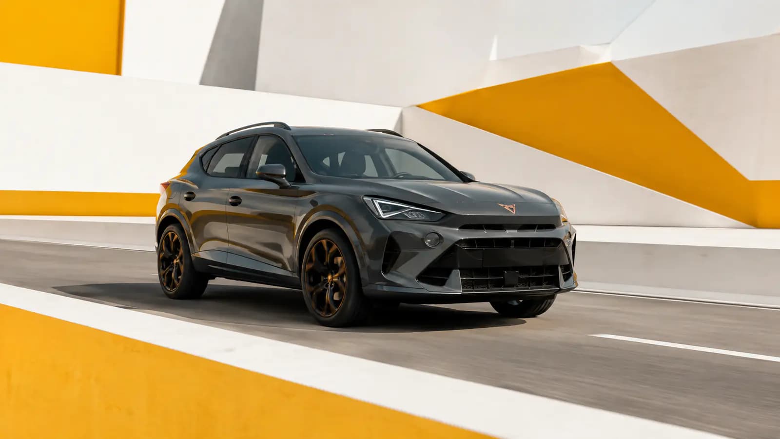 Cupra Formentor auf einer Straße in Luxemburg