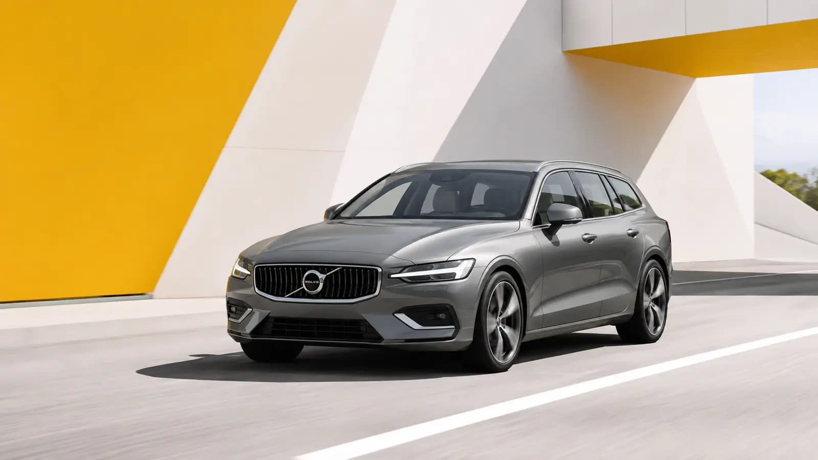 Volvo moderno numa estrada no Luxemburgo