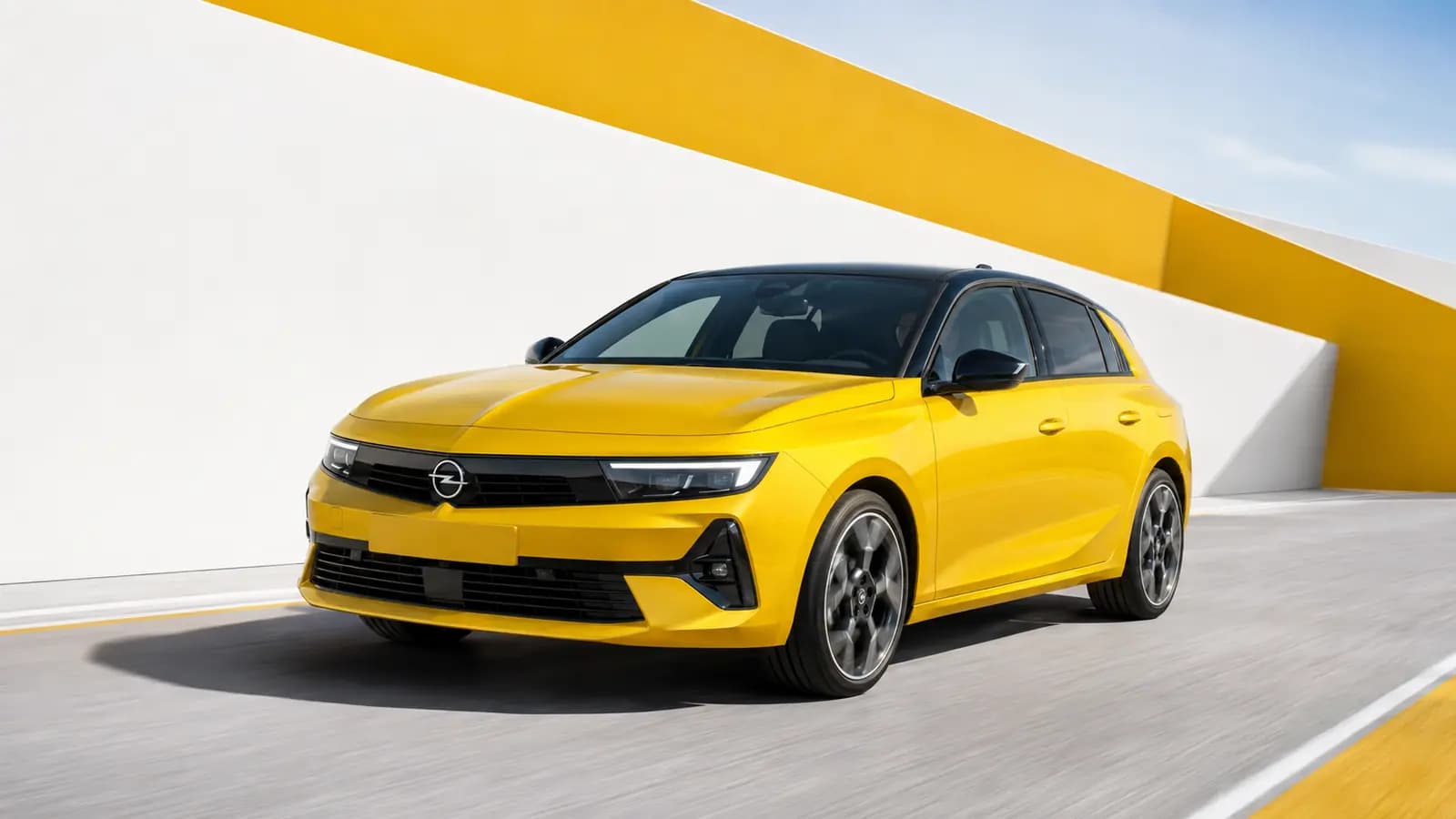 Opel moderne sur une route luxembourgeoise