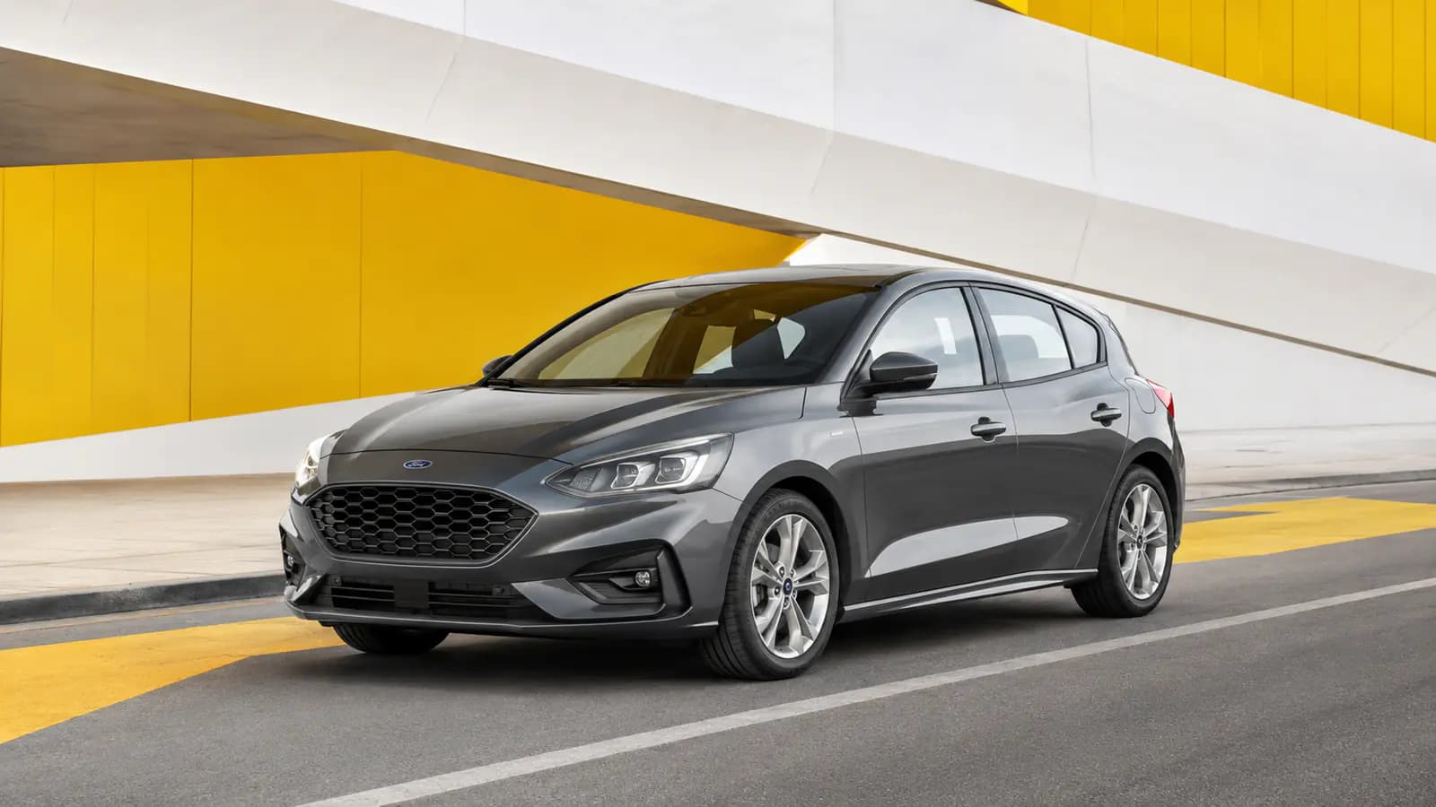 Ford Focus auf einer Straße in Luxemburg