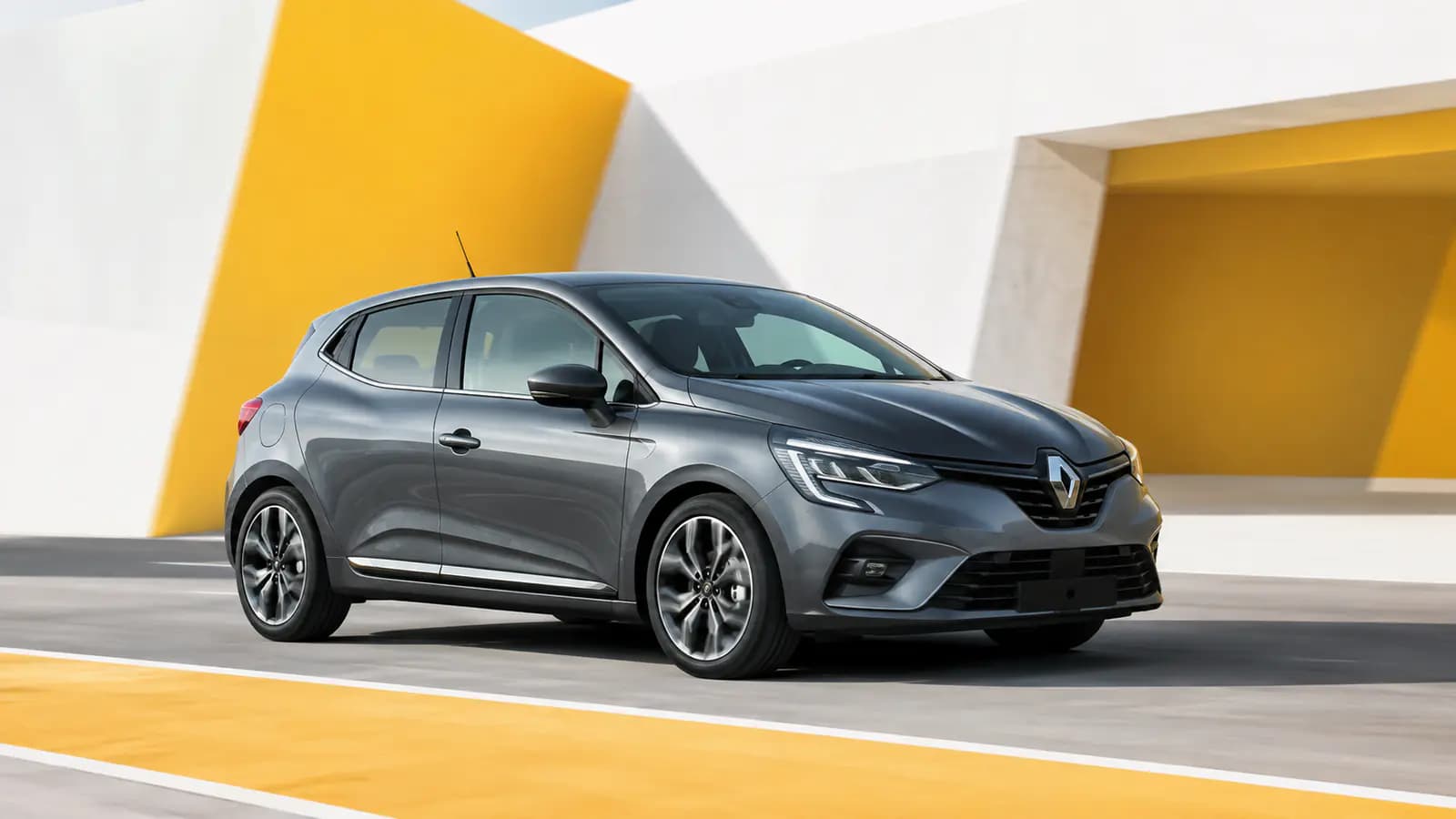 Renault Clio a circular numa estrada no Luxemburgo