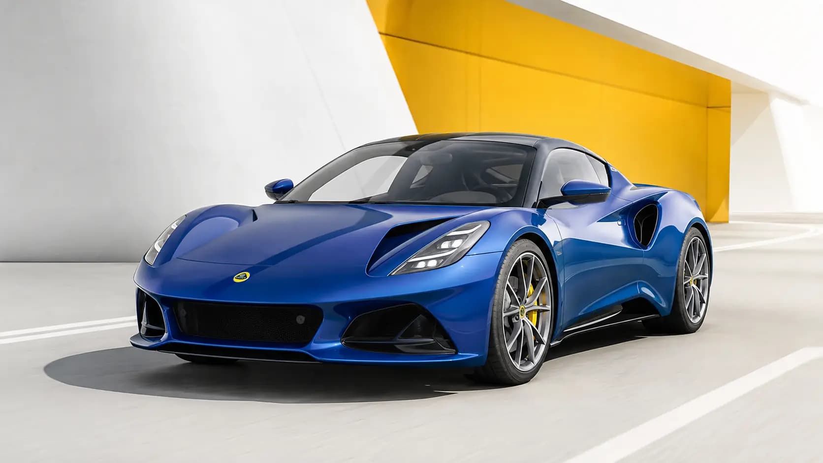 Lotus-Fahrzeug auf einer Straße in Luxemburg