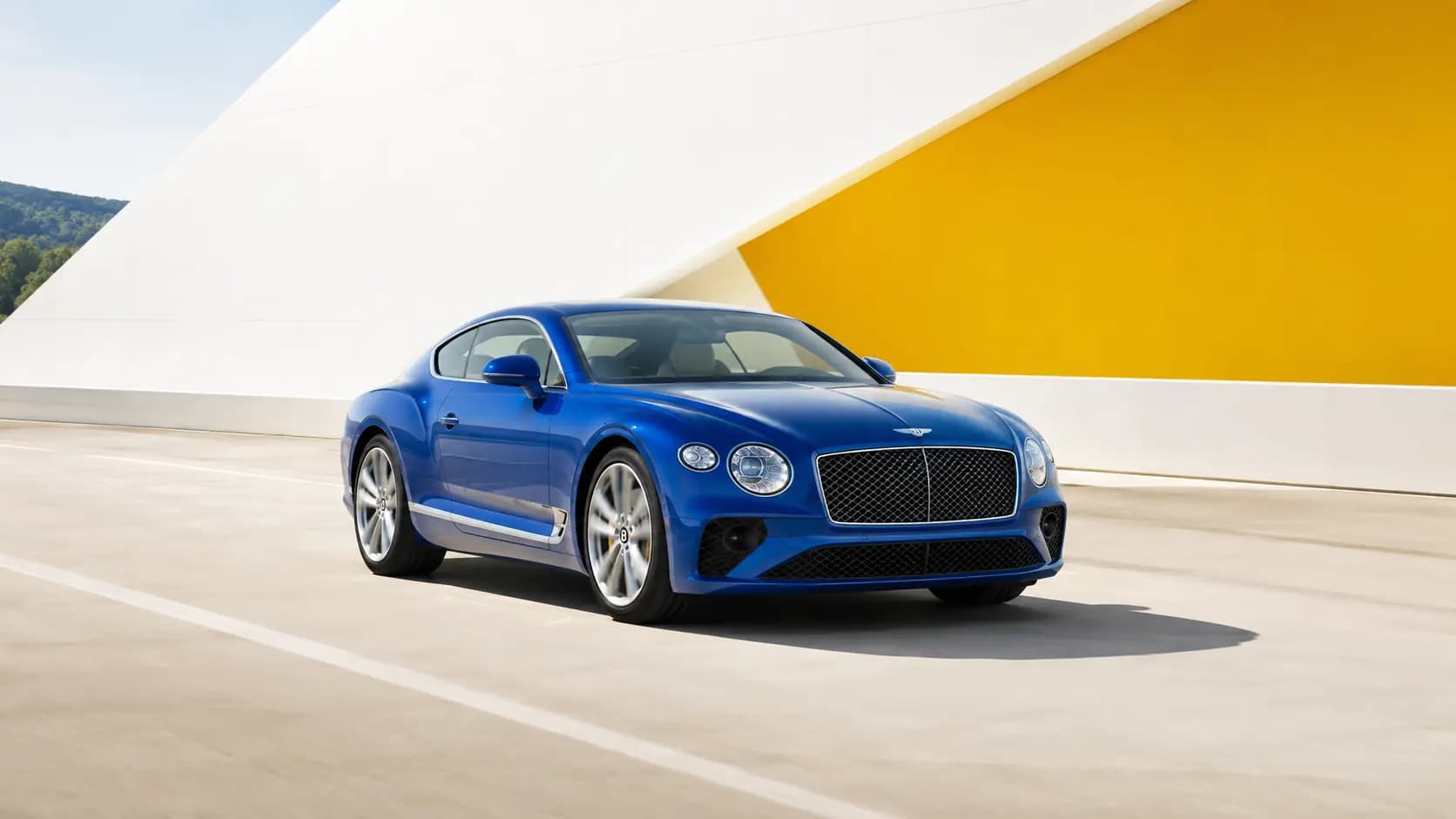 Bentley-Fahrzeug auf einer Straße in Luxemburg