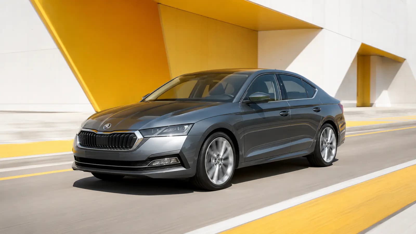 Skoda Octavia roulant sur une route au Luxembourg