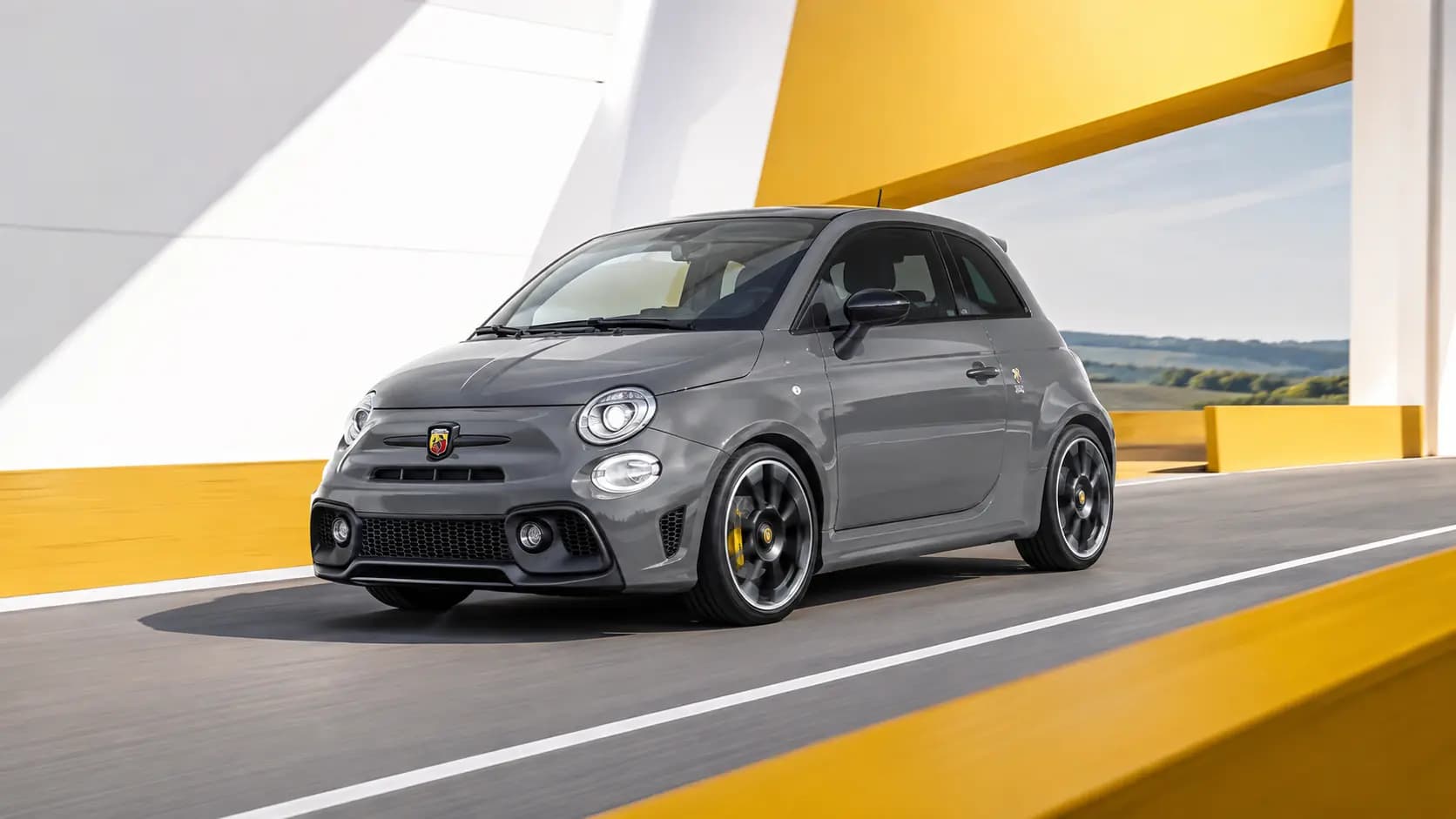 Abarth-Fahrzeug auf einer Straße in Luxemburg