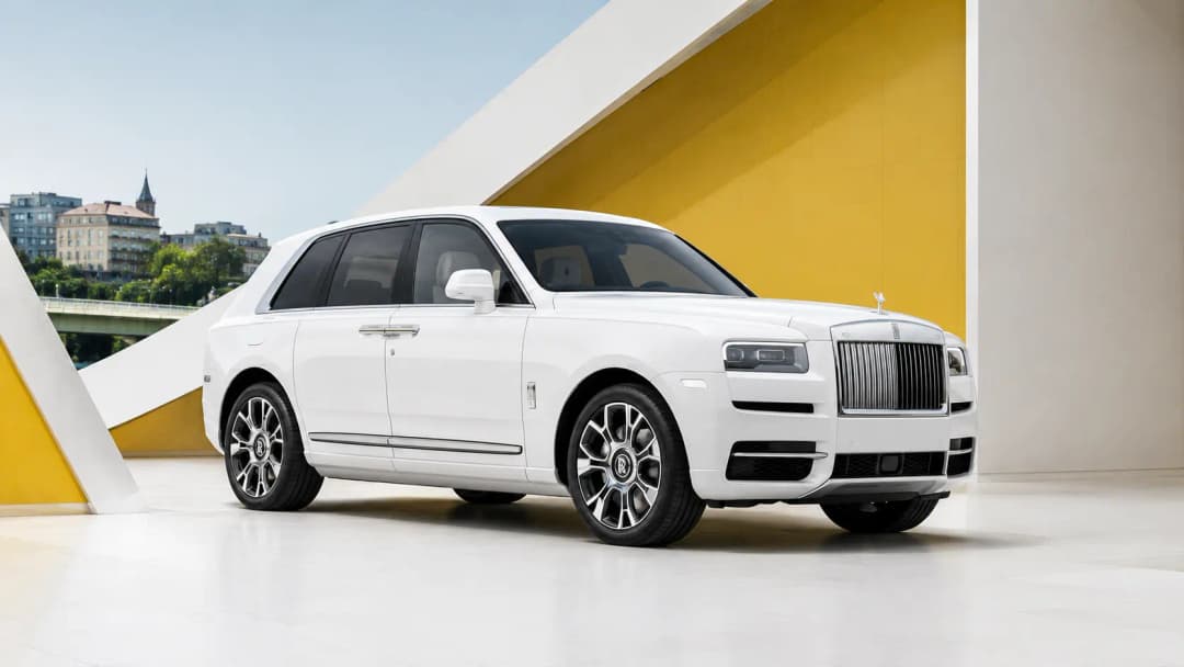 Rolls-Royce Cullinan in städtischer Umgebung geparkt