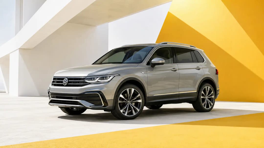 Volkswagen Tiguan stationné devant une architecture contemporaine