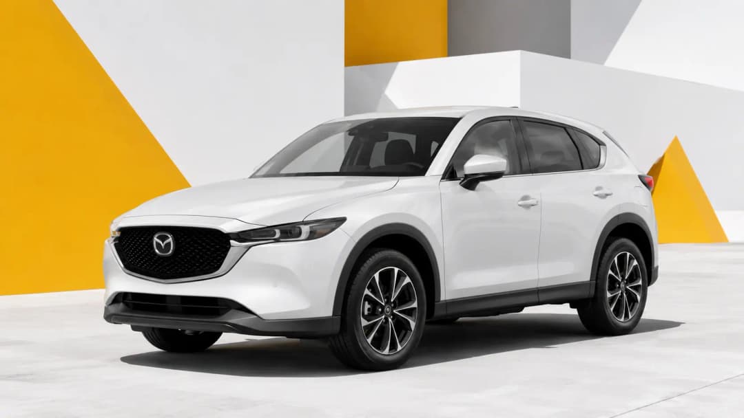 Mazda CX-5 vor moderner Architektur