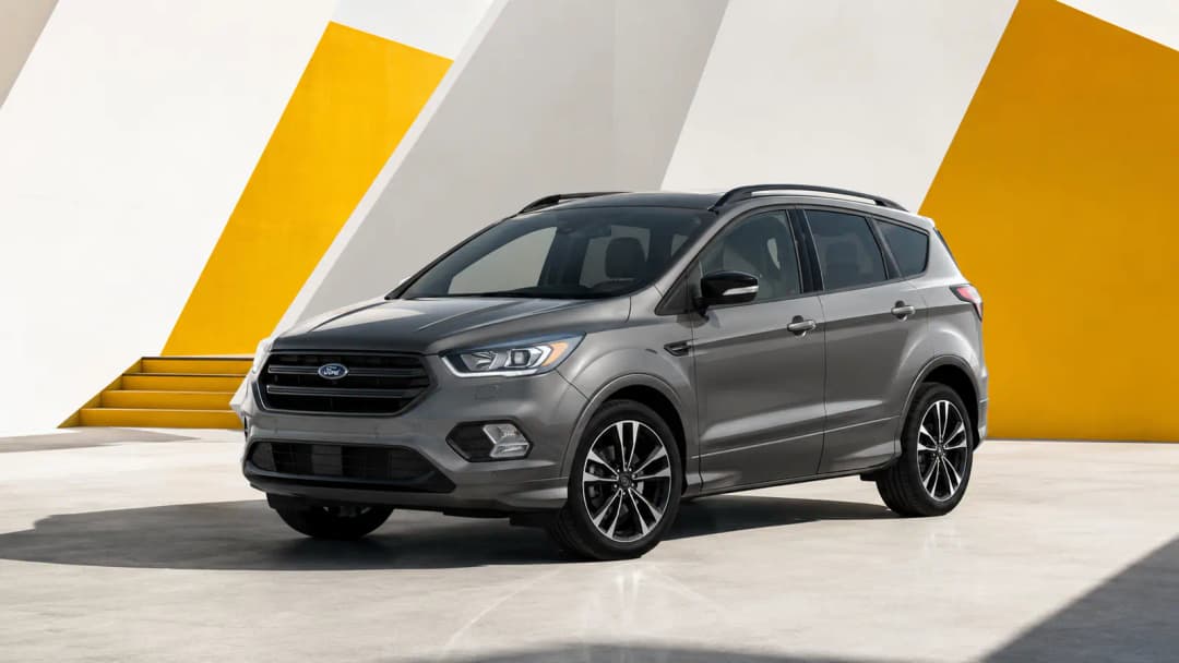 Ford Kuga neben moderner Architektur geparkt