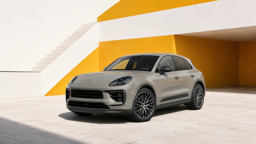 Porsche Macan stationné devant une architecture contemporaine