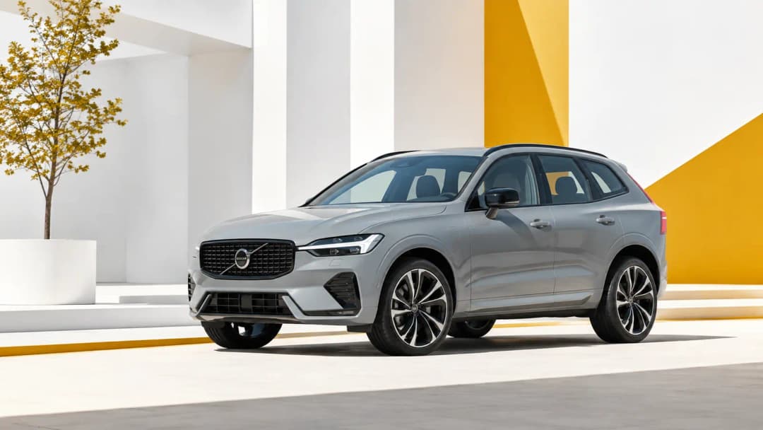 Volvo XC90 diante de arquitetura contemporânea