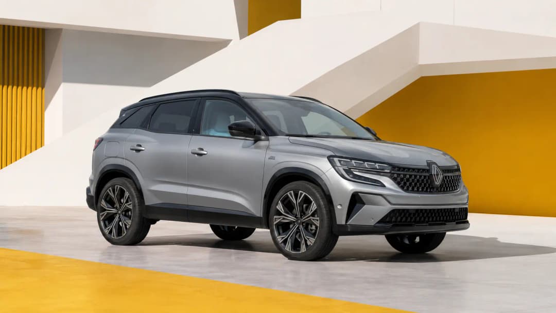 Renault Austral estacionado junto a arquitetura contemporânea