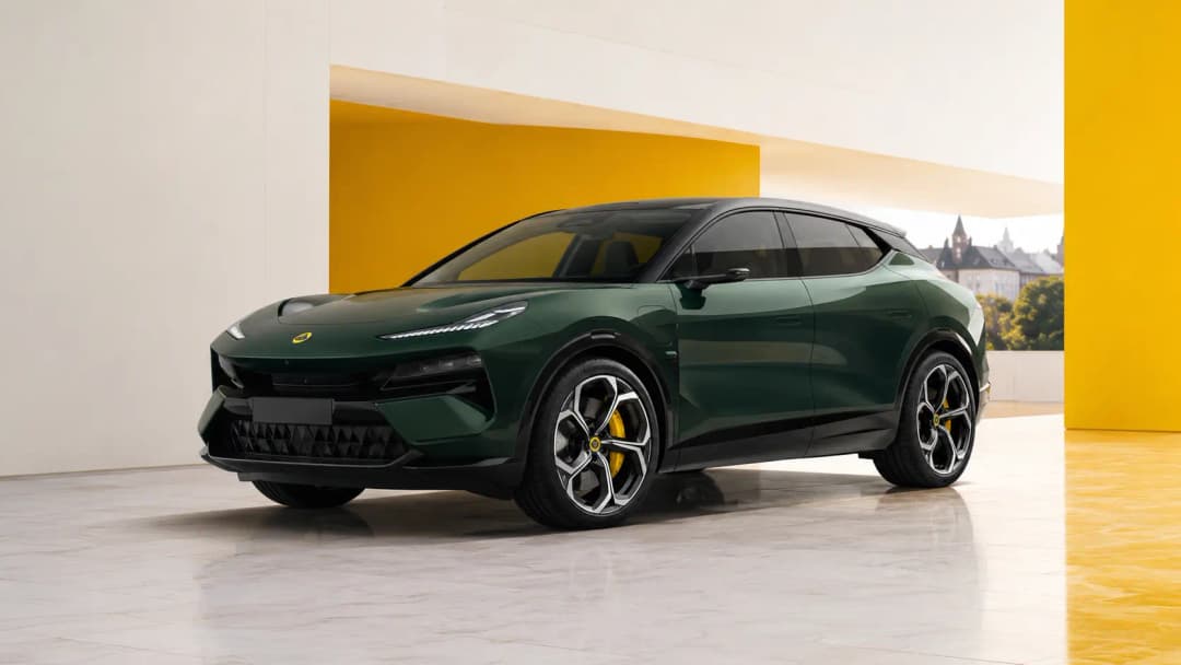 Lotus Eletre in städtischer Umgebung geparkt