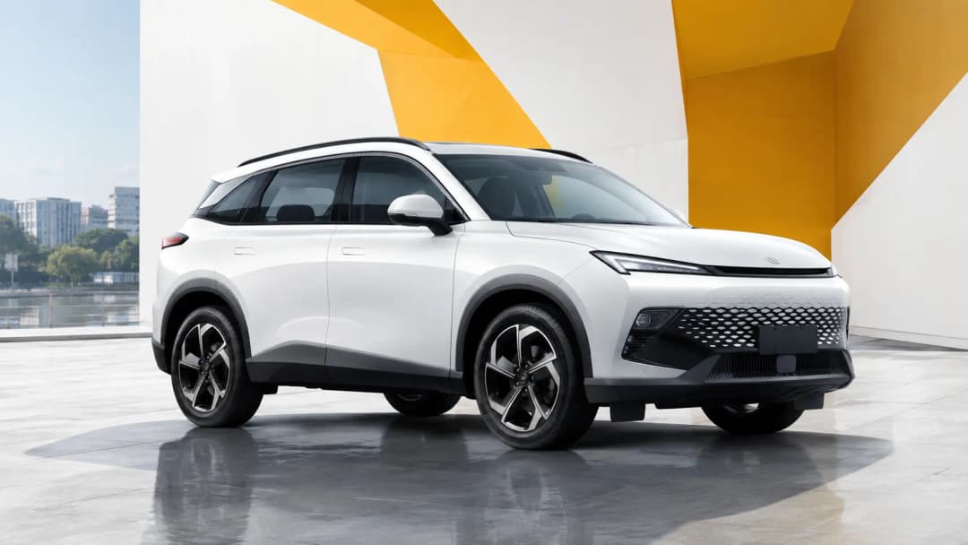 BAIC X55 stationnée dans un environnement urbain
