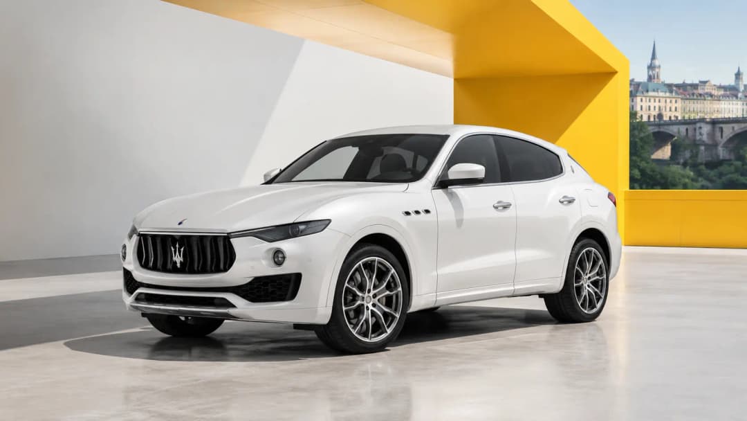 Maserati Levante in städtischer Umgebung geparkt
