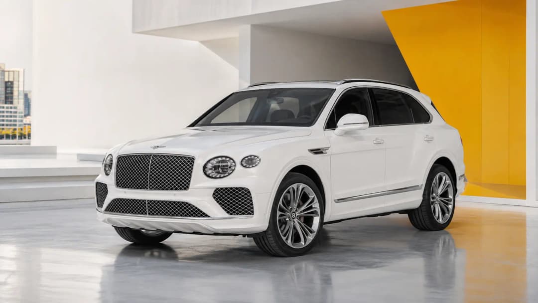 Bentley Bentayga in städtischer Umgebung geparkt