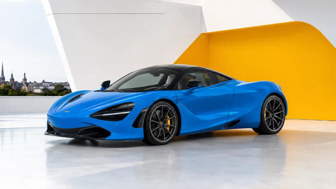 McLaren 720S in städtischer Umgebung geparkt