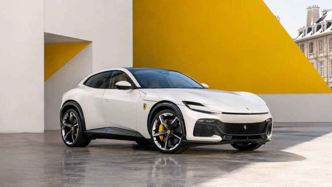 Ferrari Purosangue in städtischer Umgebung geparkt