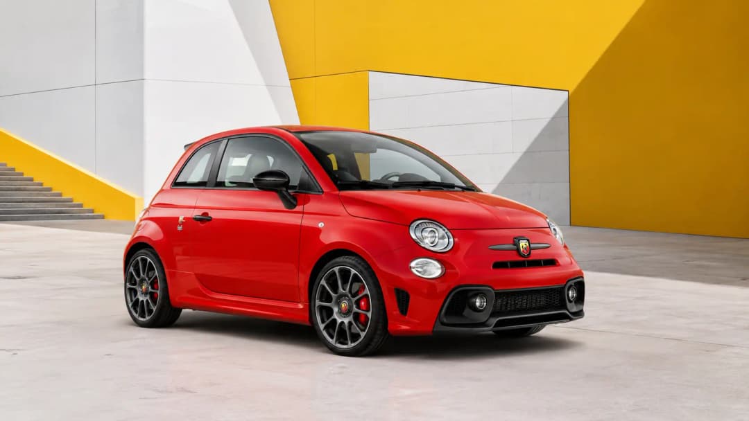 Abarth 695 in städtischer Umgebung geparkt