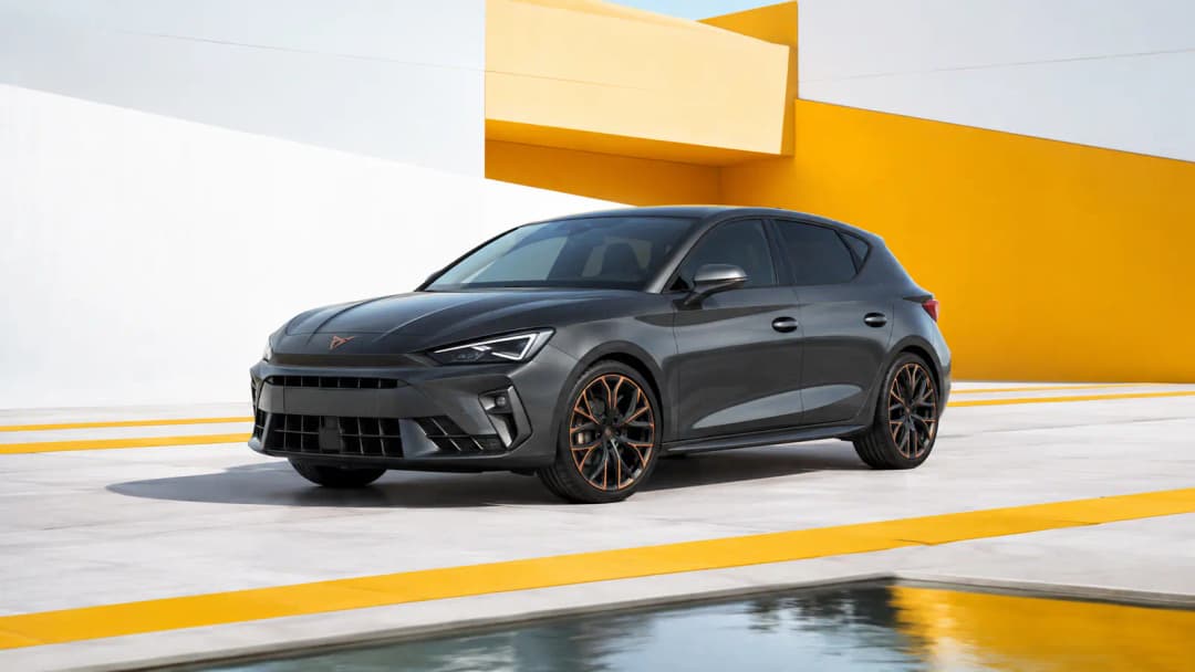 Cupra Leon in moderner städtischer Umgebung