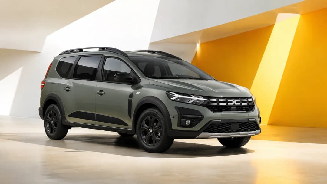 Dacia Jogger visto de três quartos dianteiro
