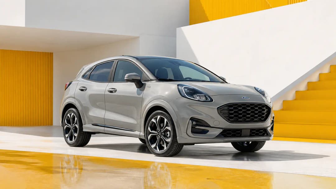 Ford Puma in moderner städtischer Umgebung
