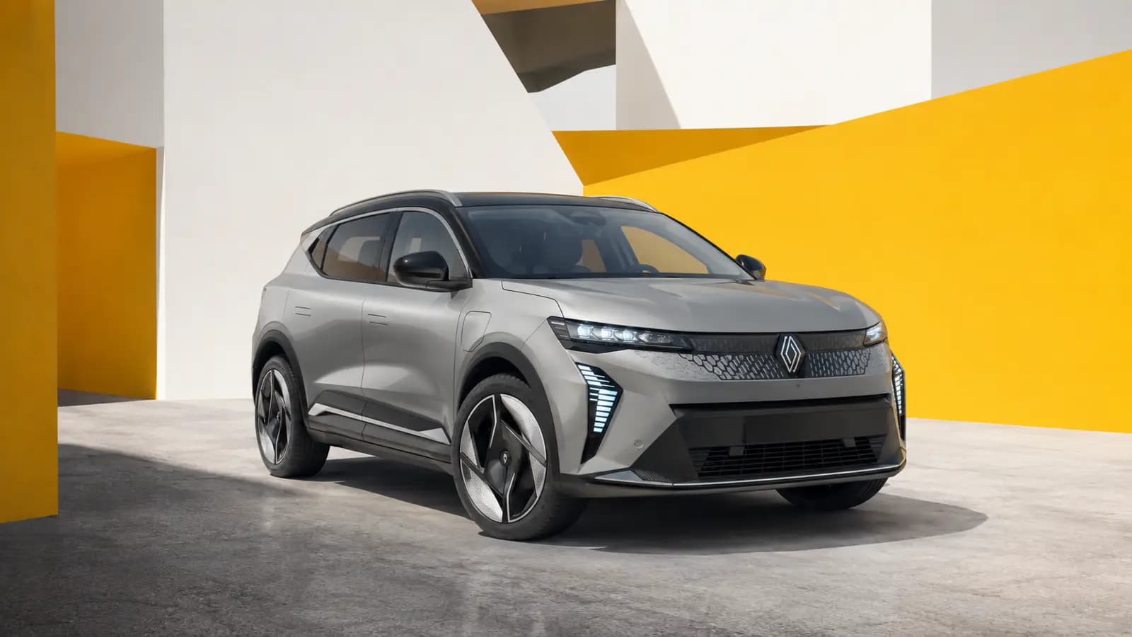 Renault Scenic E-Tech elétrico num ambiente urbano moderno