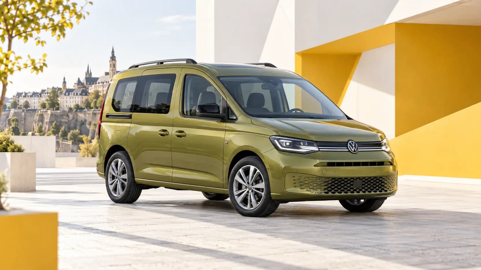 Volkswagen Caddy stationnée dans un cadre quotidien au Luxembourg