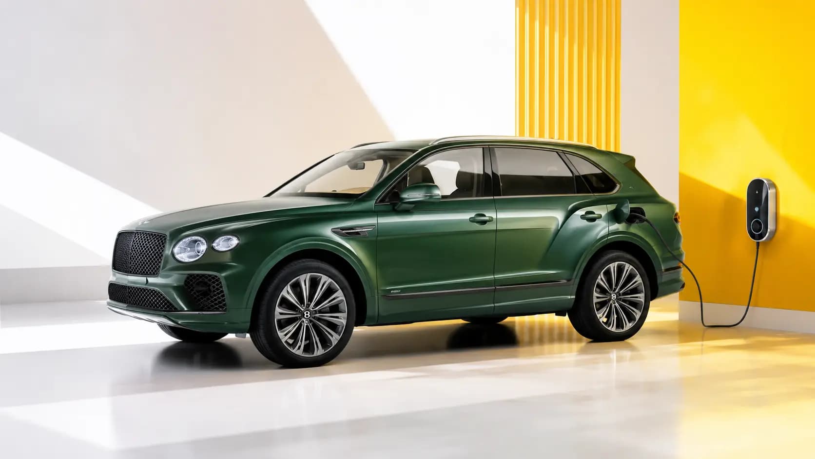 Elektrifiziertes Bentley-Modell an einer Ladesäule