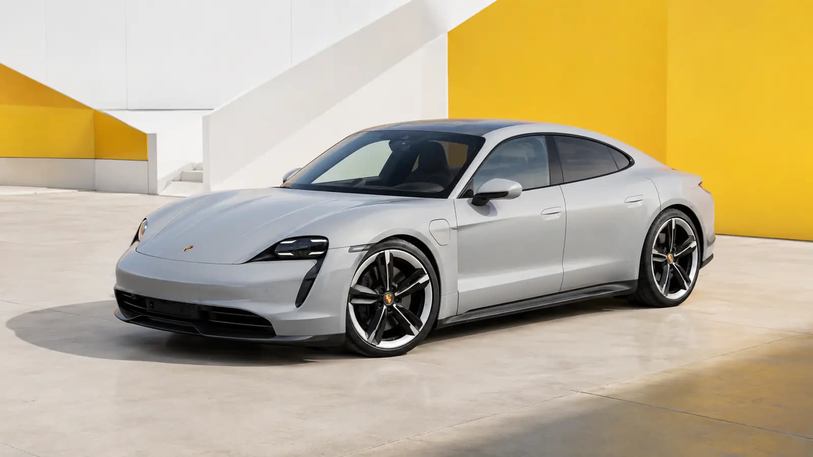 Porsche Taycan électrique dans un environnement urbain moderne