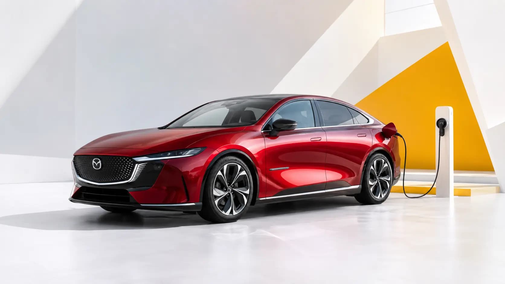 Elektrischer Mazda6e beim Laden in Luxemburg