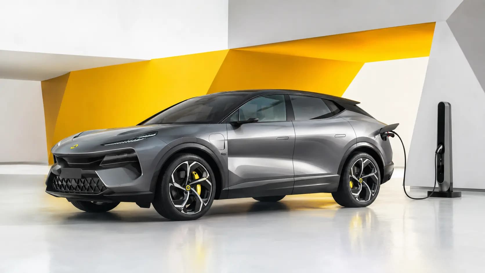 Elektrifiziertes Lotus-Modell an einer Ladesäule
