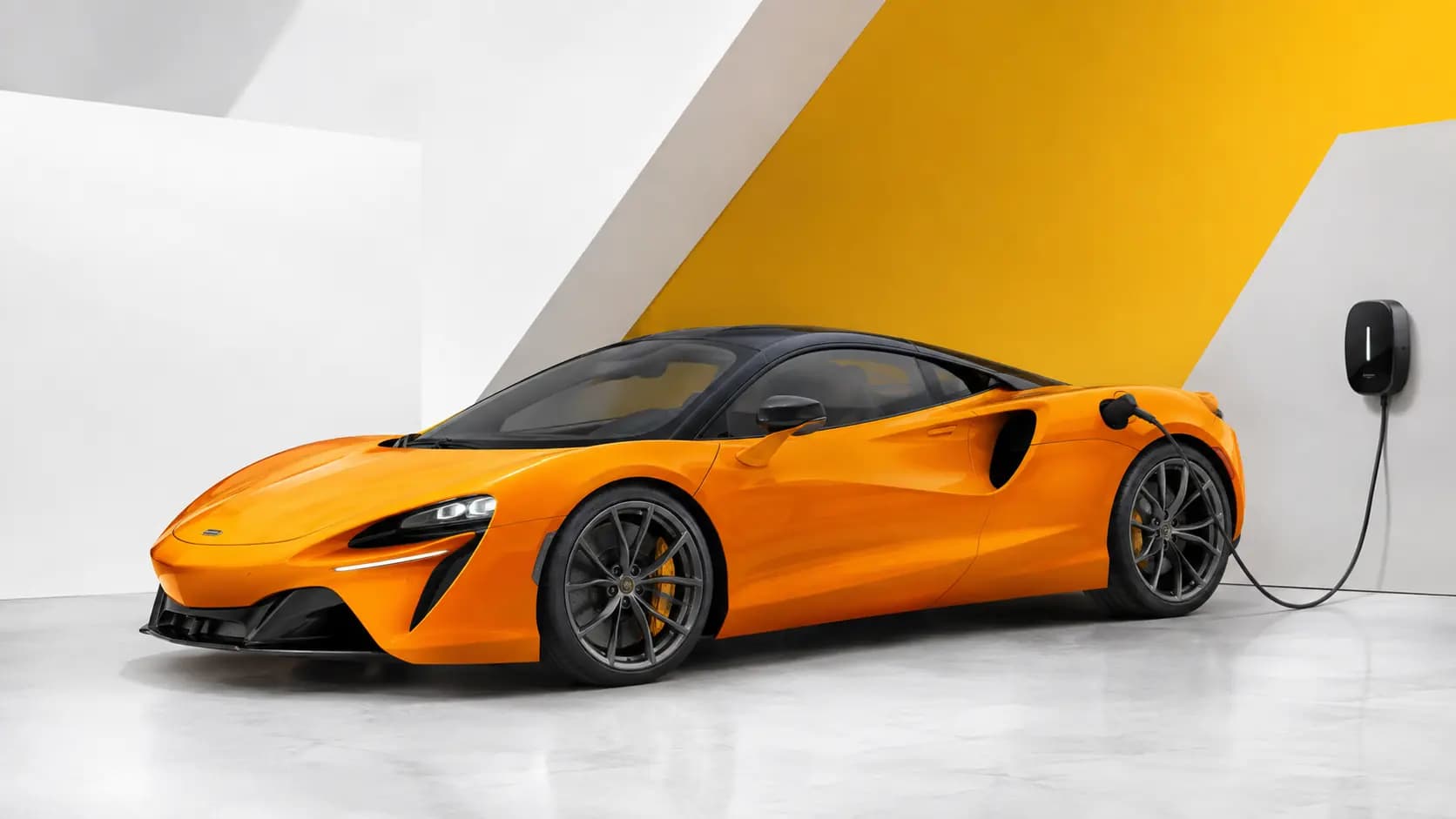 Elektrifiziertes McLaren-Modell an einer Ladesäule
