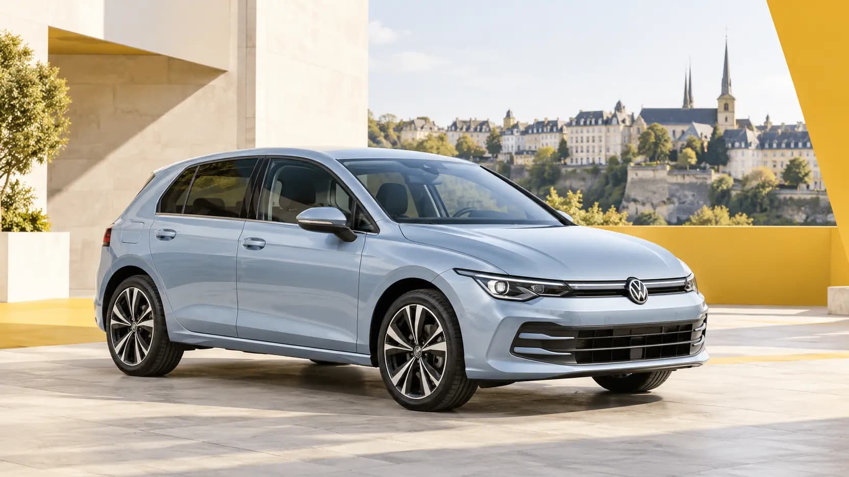 Volkswagen Golf stationnée dans un cadre quotidien au Luxembourg