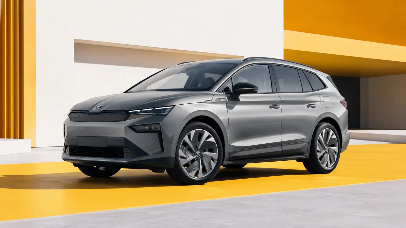 Skoda Enyaq électrique dans un environnement urbain moderne