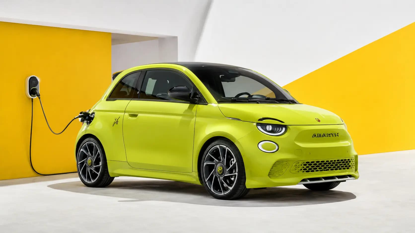 Elektrifiziertes Abarth-Modell an einer Ladesäule