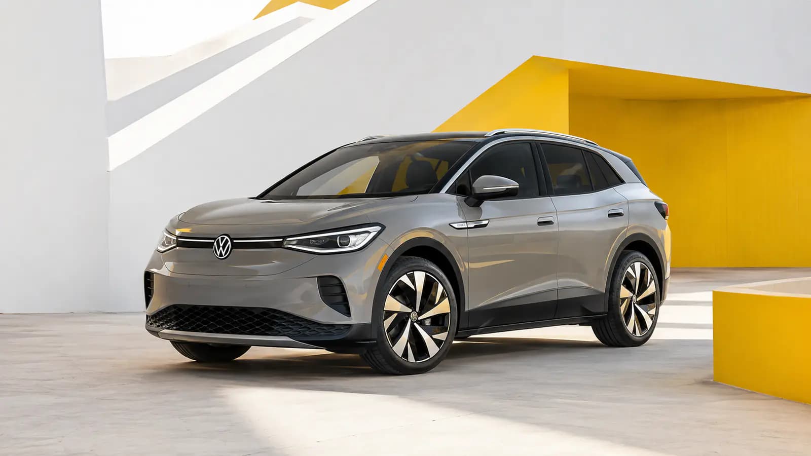 Volkswagen ID.4 électrique dans un environnement urbain moderne