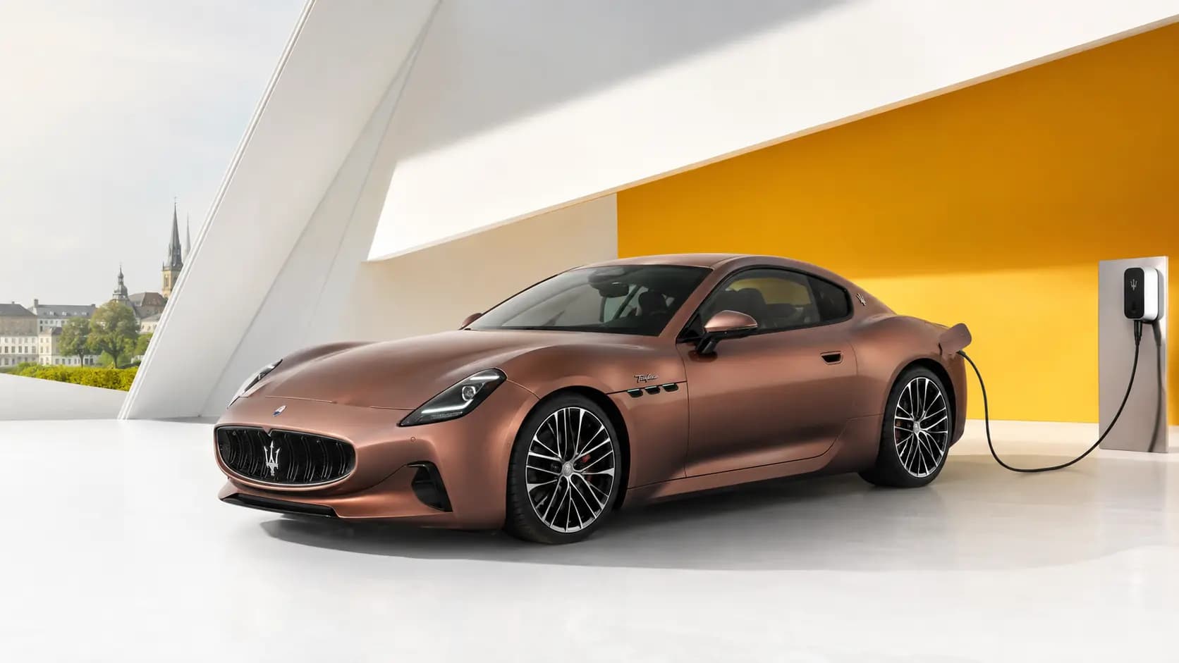 Elektrifiziertes Maserati-Modell an einer Ladesäule
