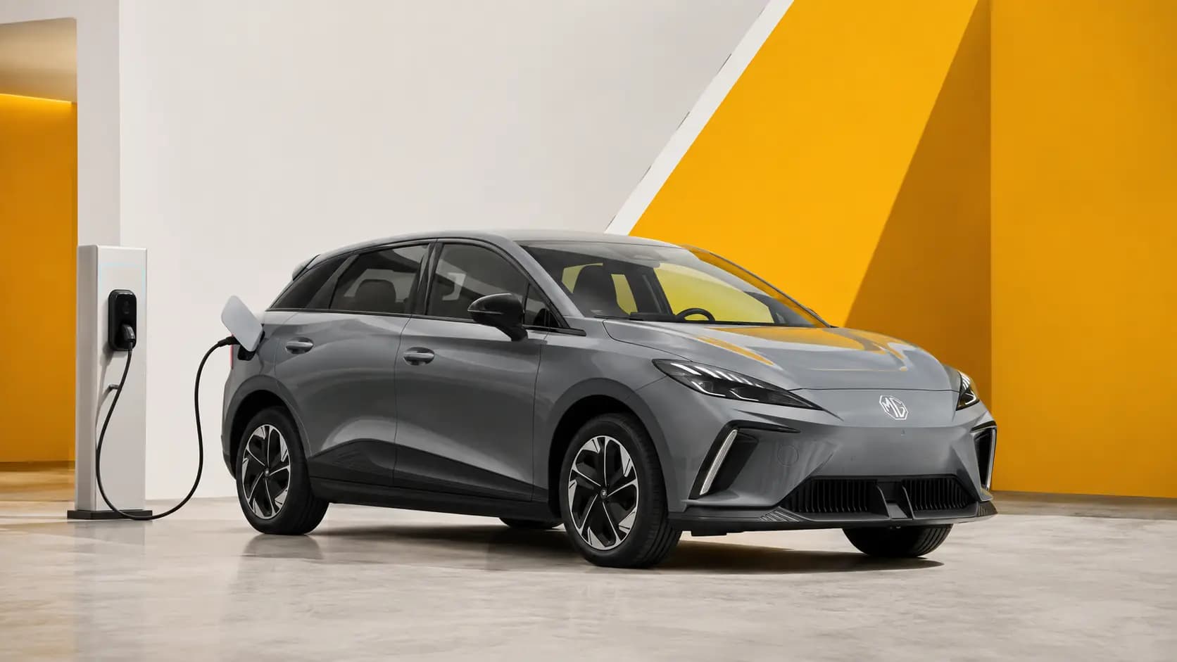 Modèle MG électrifié près d’une borne de recharge
