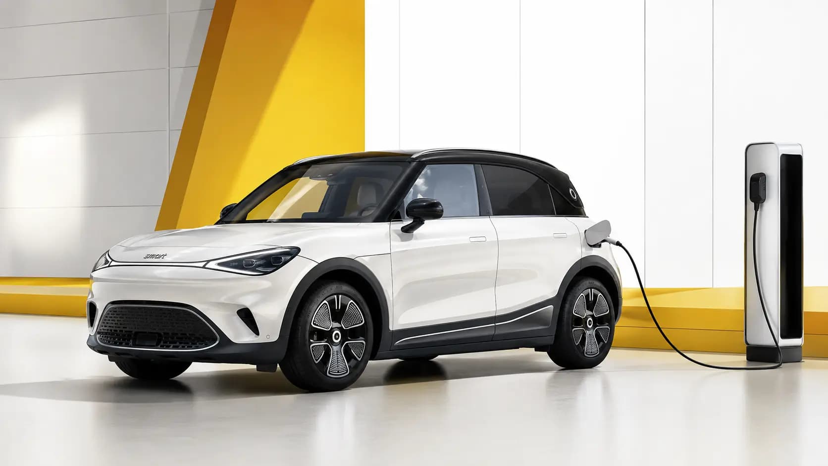 Elektrifiziertes smart-Modell an einer Ladesäule