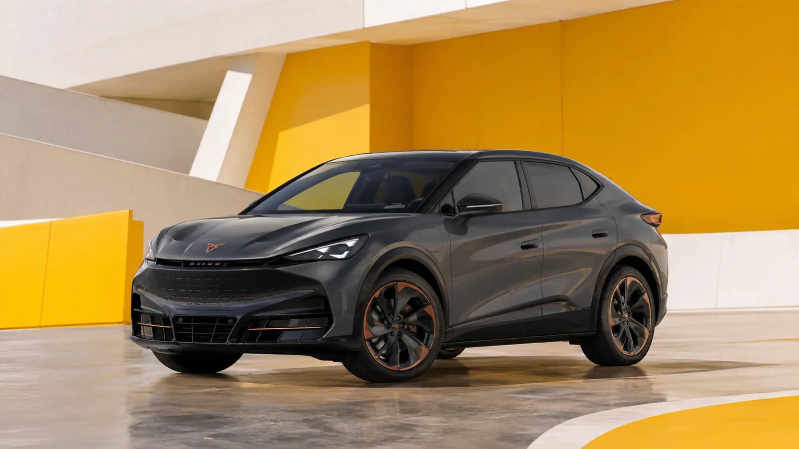 Elektrischer Cupra Tavascan in moderner städtischer Umgebung